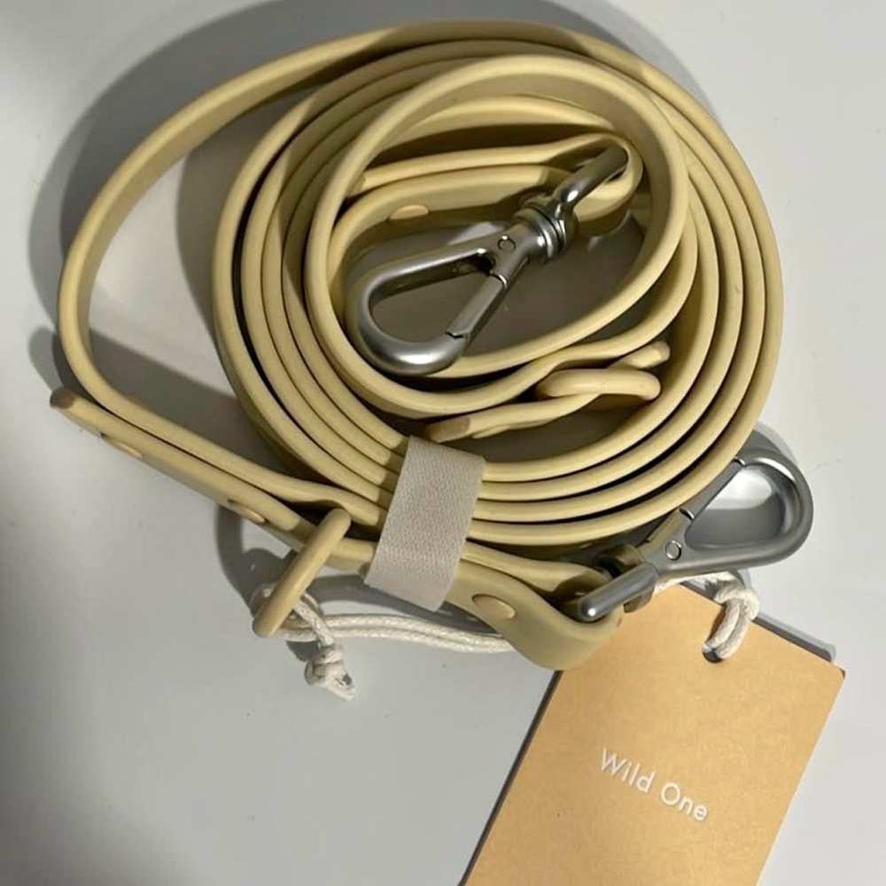 Wild One water resistant leash & matching poop bag holder